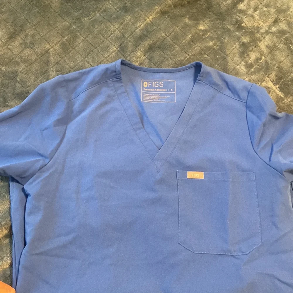 Figs scrub top